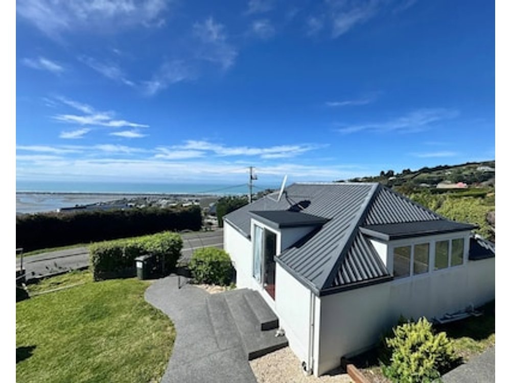 Belleview Cottage- Cute cottage with views of sea city and snowpeeks