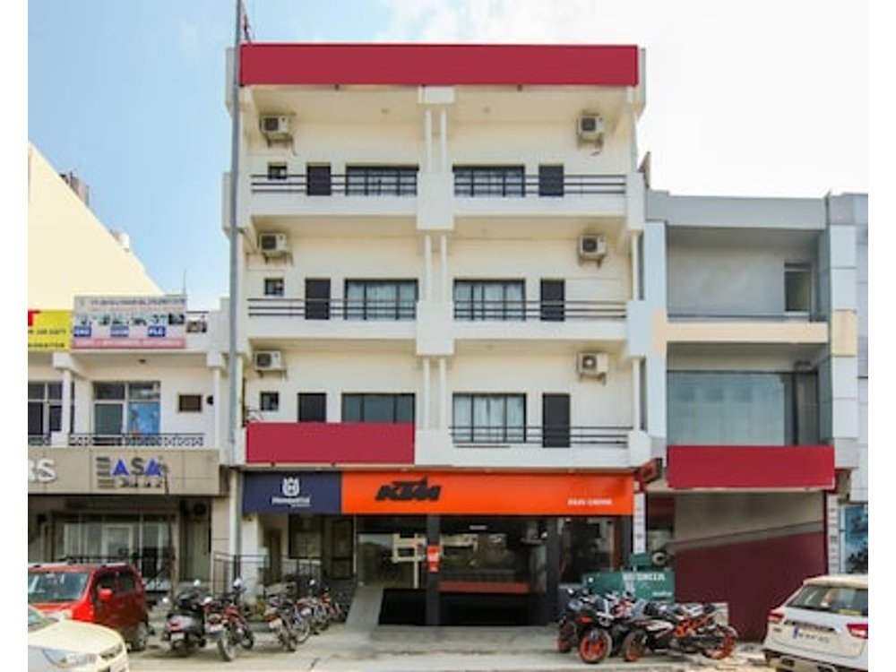 Super OYO Flagship Hotel Dream View Near Omaxe Celebration Mall