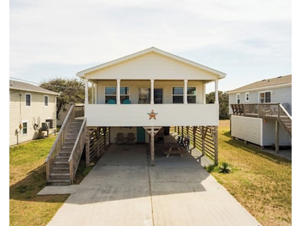 Beach getaway! Walk to beach hot tub near shops