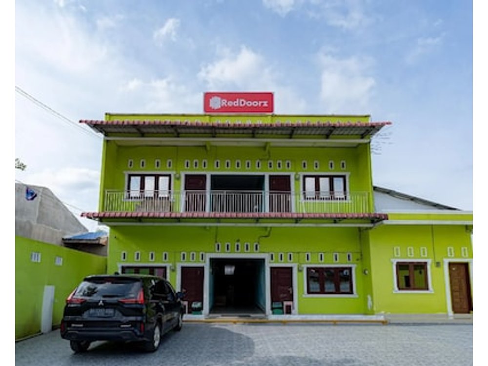 RedDoorz Syariah near UISU Medan
