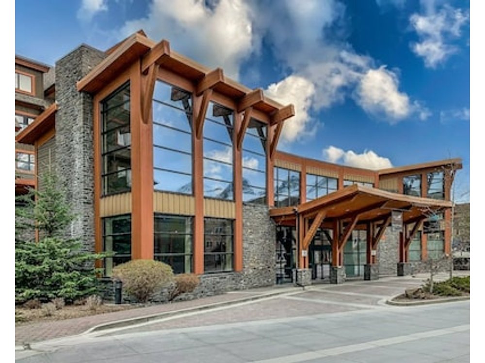 Spacious & Sunlit Rocky Mountain Getaway With Huge Balcony And Mountain Views