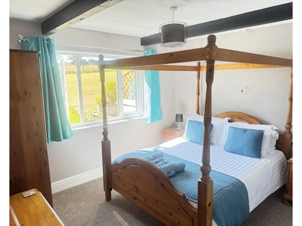 Family Friendly Dog Friendly Cottage Seasonal Outdoor Heated Pool FootGolf Course Games Field.