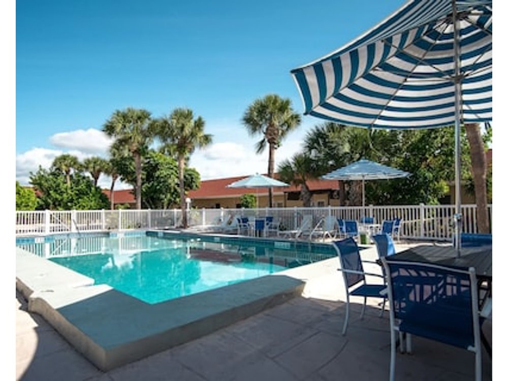 Island Sun Inn & Suites - Historic Venice & Beach Getaway