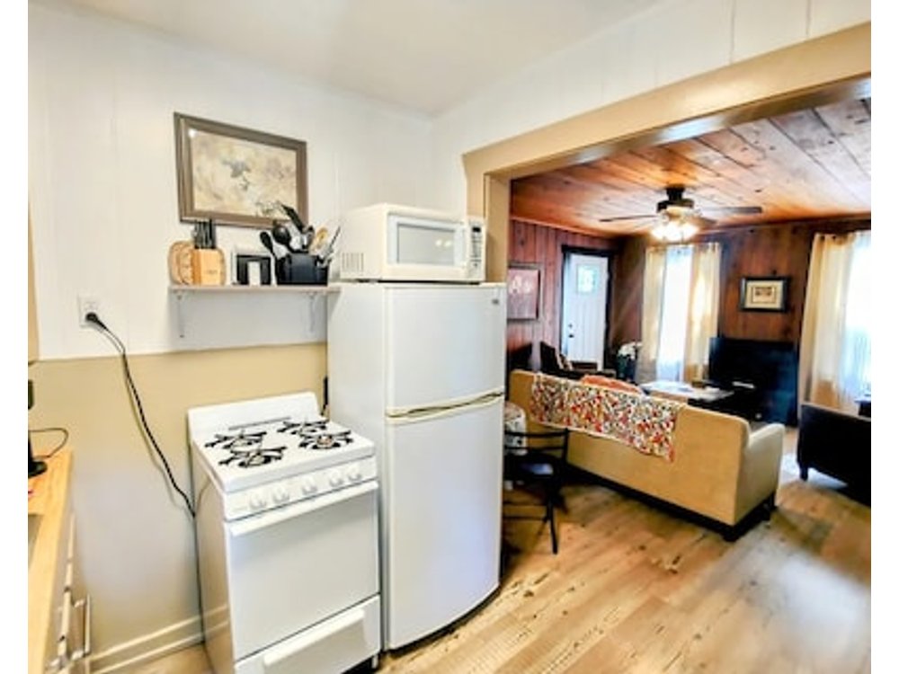 #04-Adorable Large 1 Bedroom Lakeside Cottage- Pet Friendly