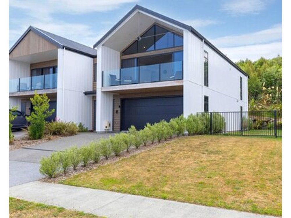Blue Dun Retreat | Relaxing Modern Getaway Near Lake & Town