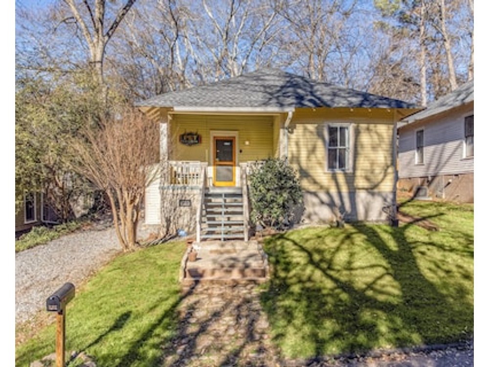 Lenoir Cottage with covered patio and fire pit