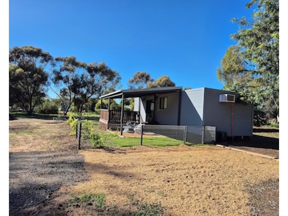 Self Contained Country Cottage - Semi Rural Property Pet And Child Friendly