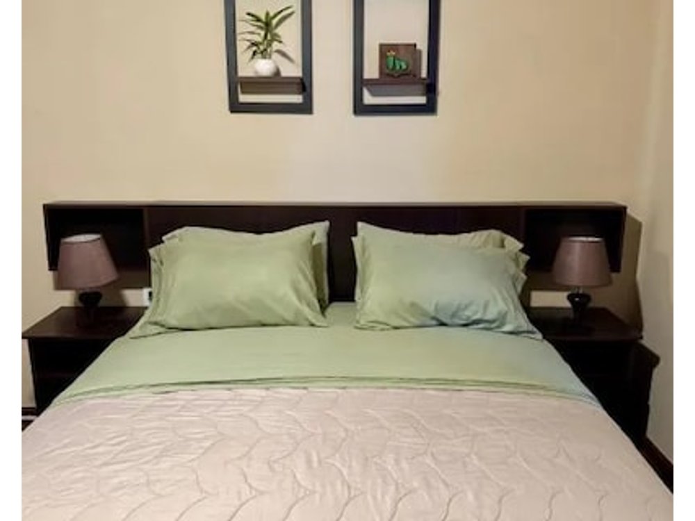habitación doble cama queen terraza y plantas