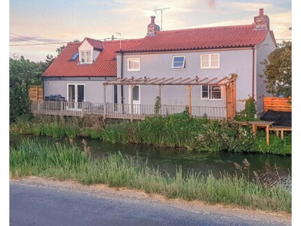 A Charming Riverside Cottage In Upwell Accommodating Up To 10 Guests.