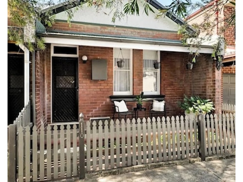 Pet-Friendly Hamilton Cottage Walk to Beaumont St & Racecourse
