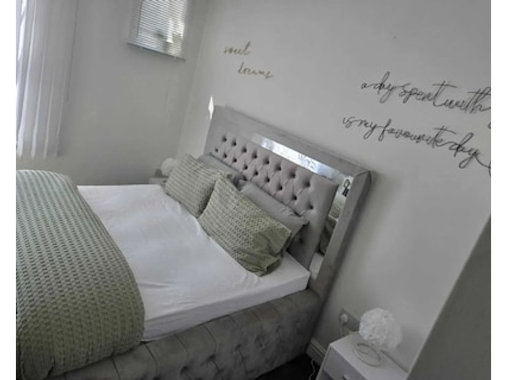 Luxury stylish Charming City Apartment with Private Entrance in Wolverhampton