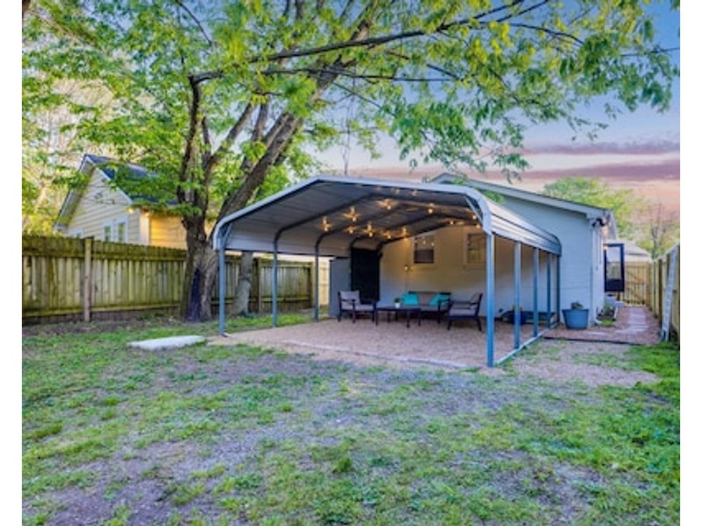 Cottage Near Dt: Walk To Eats Private Yard.