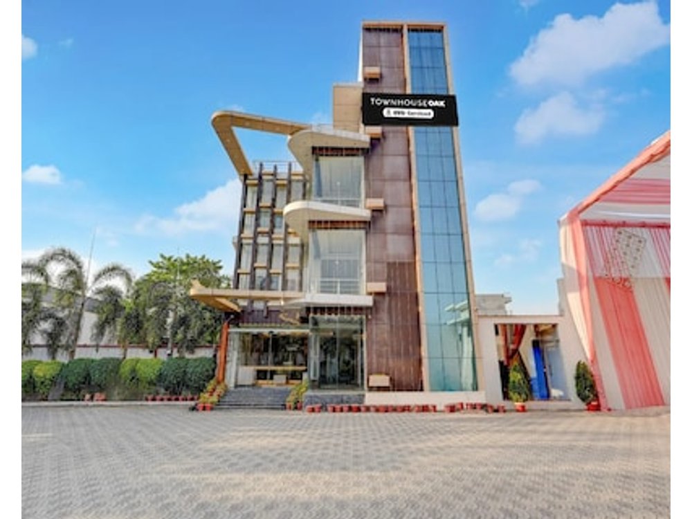 Super Townhouse Oak Phase 13 Varanasi Formerly RR Palace
