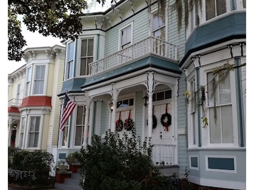 The Stella | Fun & Quirky Victorian W/ Parking For Family & Friends Getaway