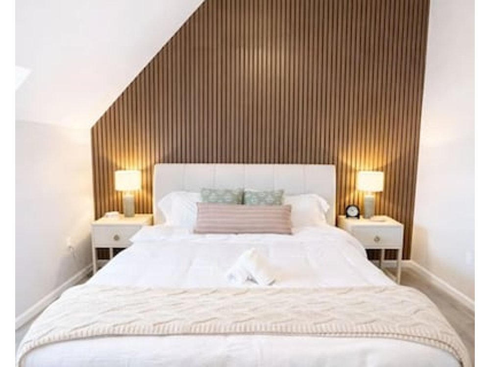 Yale Getaway| Modern Unit w/ King Bed| Wifi