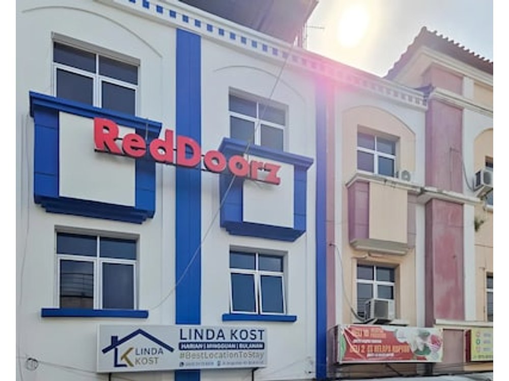 RedDoorz near Palembang Square Mall 2