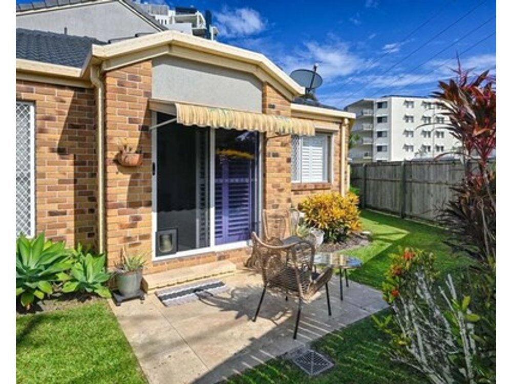 Cosy Charming Central Caloundra Getaway