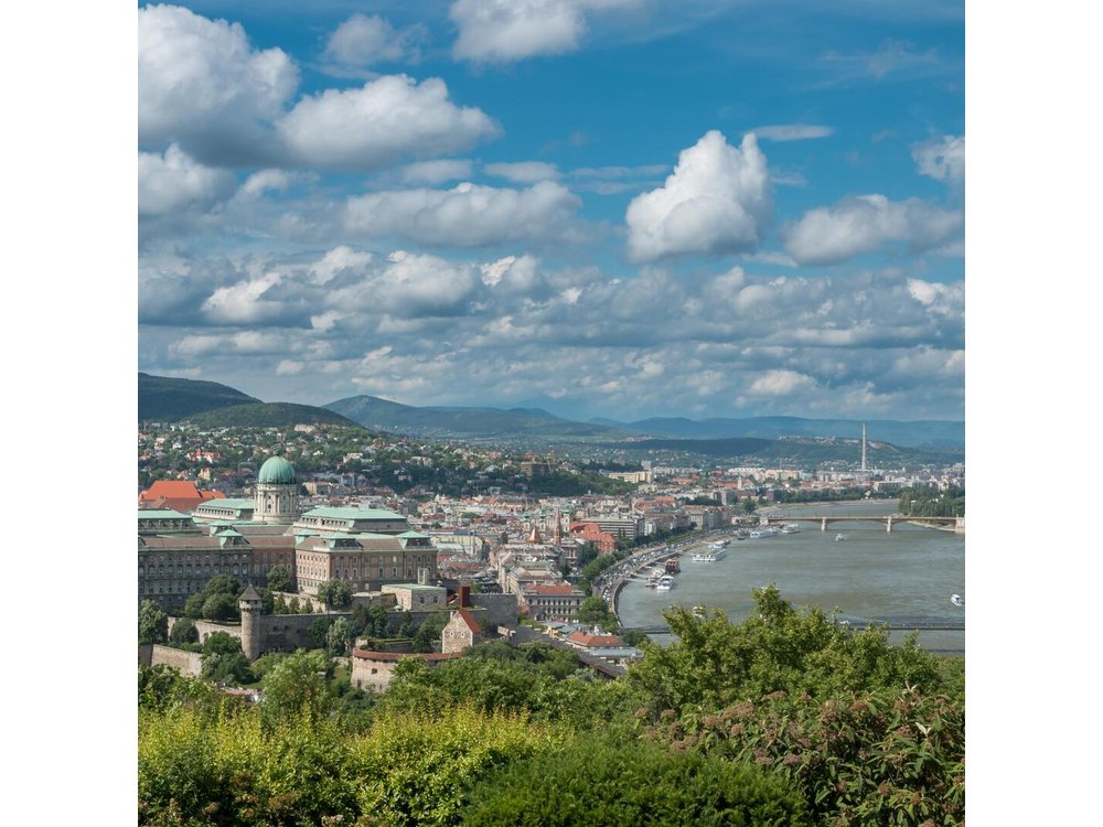 4 hours long private minivan tour in Budapest
