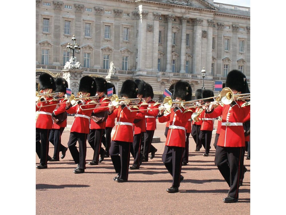 London Sightseeing Tour: Guard Change with Tower of London Option