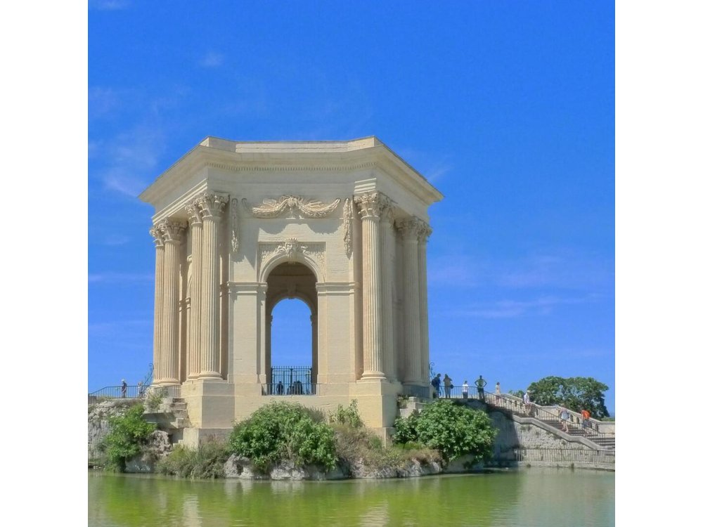 CityTour with local and Photo Portraits Souvenirs in Montpellier