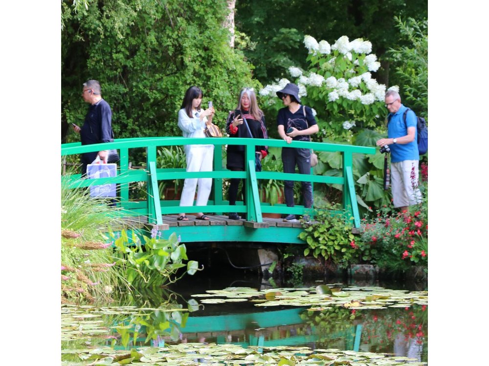 Giverny's House & Gardens plus Versailles Palace Day Trip with Lunch from Paris