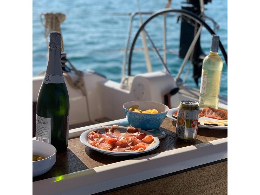 Barcelona Sailing: Light Snacks & Open Bar with Private Option