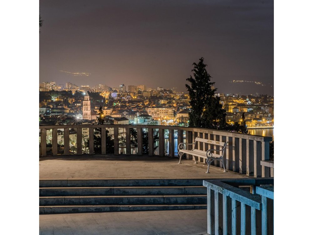 Split at night – Private evening walking tour