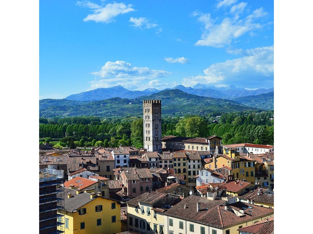 2-Hours Relax Walking Tour Through Lucca