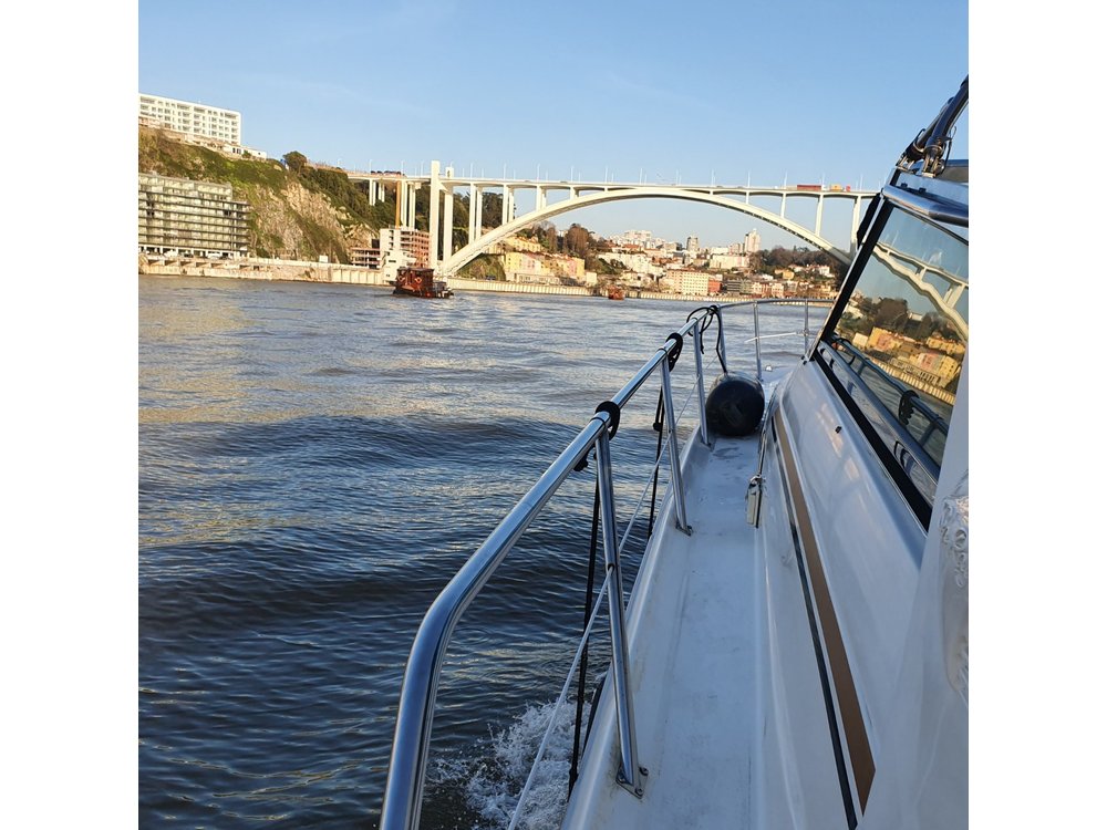One-day private yacht cruise to Curva da Lomba from Porto