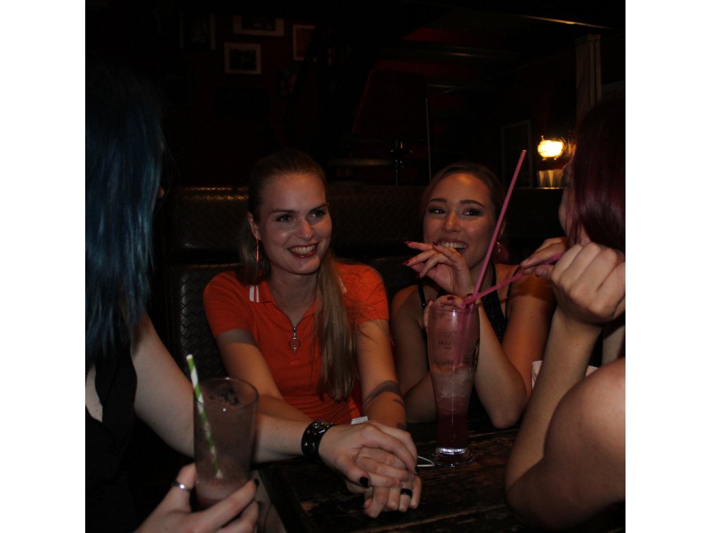 Ladies Night Party Tour in Hamburg including cocktail, sparkling wine and shots
