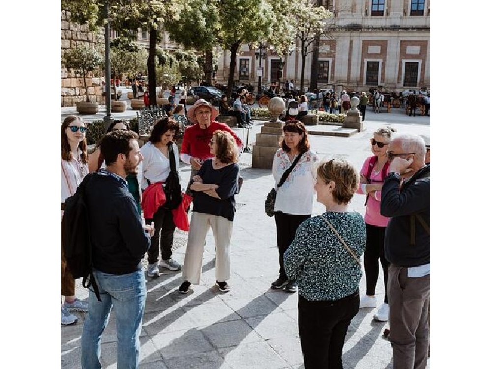 Seville: Santa Cruz neighbourhood with flamenco show (optional)