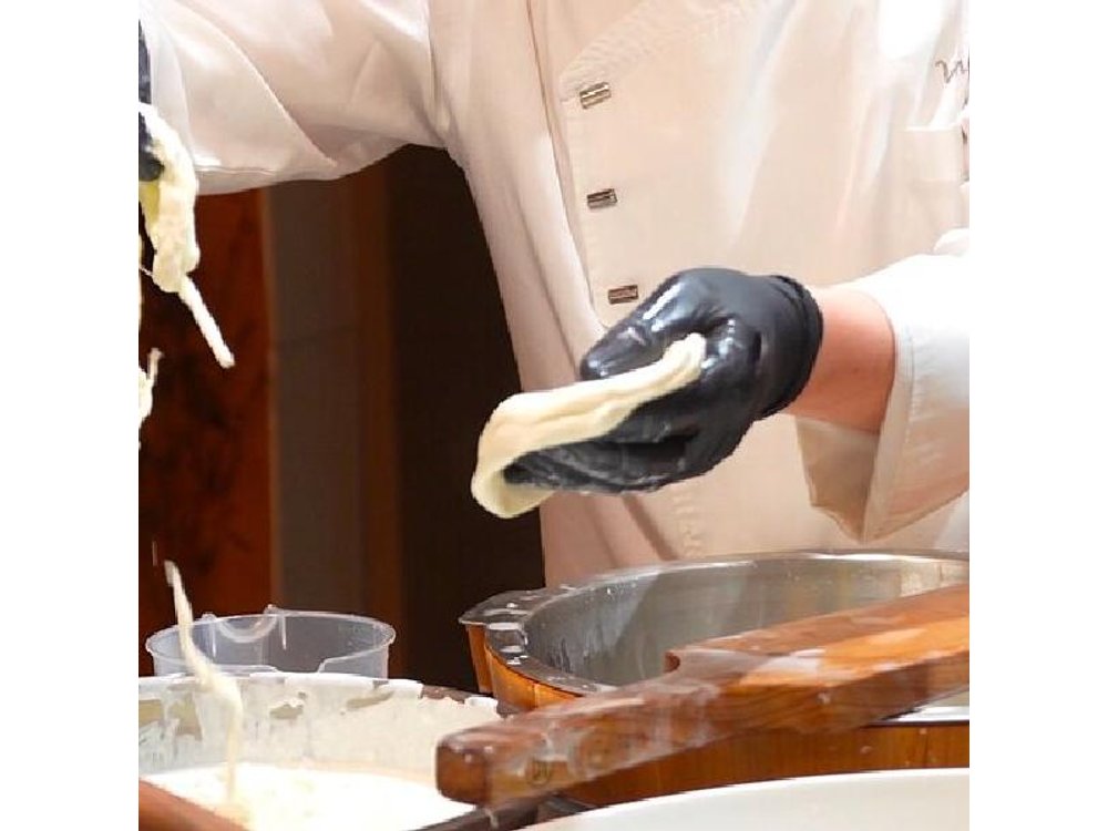 Florence: Mozzarella Cheese Making with Wine and food Tastings