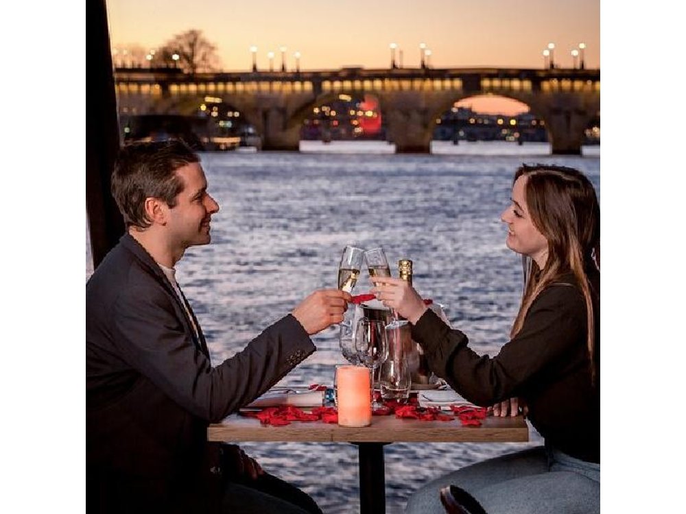 Paris Seine River Dinner Cruise with Champagne and Window Seating