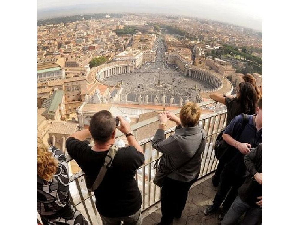 Rome: Guided Tour of St. Peter's Dome Climb, Basilica & Vatacombs