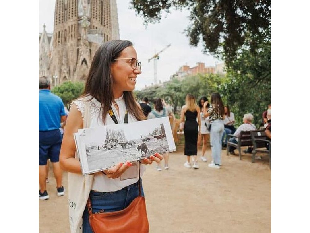 Barcelona: Highlights of Sagrada Familia Max 6 People Guided Tour