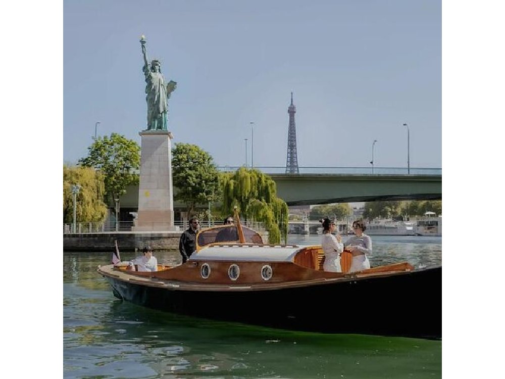Paris Private Boat Tour with Champagne