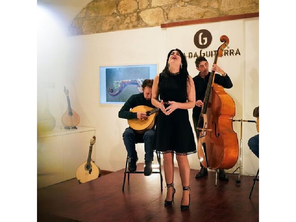 Porto: Fado show with Port wine at Casa da Guitarra