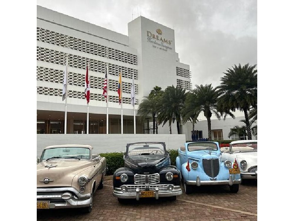 City tour by antique vehicle, luxury experience in Cartagena
