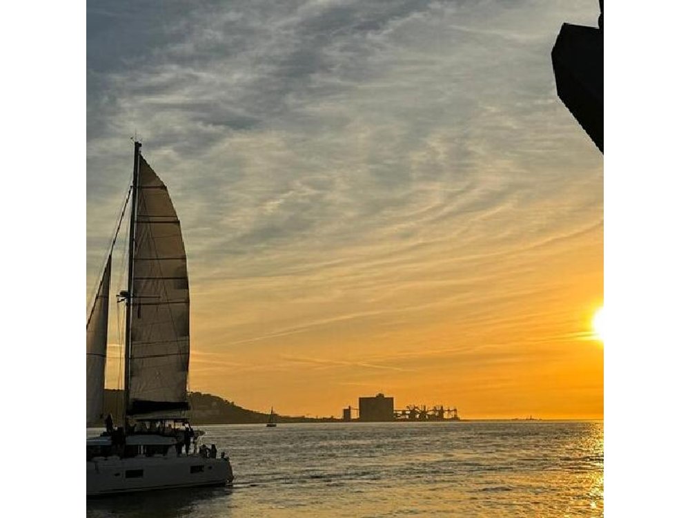 Lisbon: LUXURY Catamaran Sunset and Wine cruise