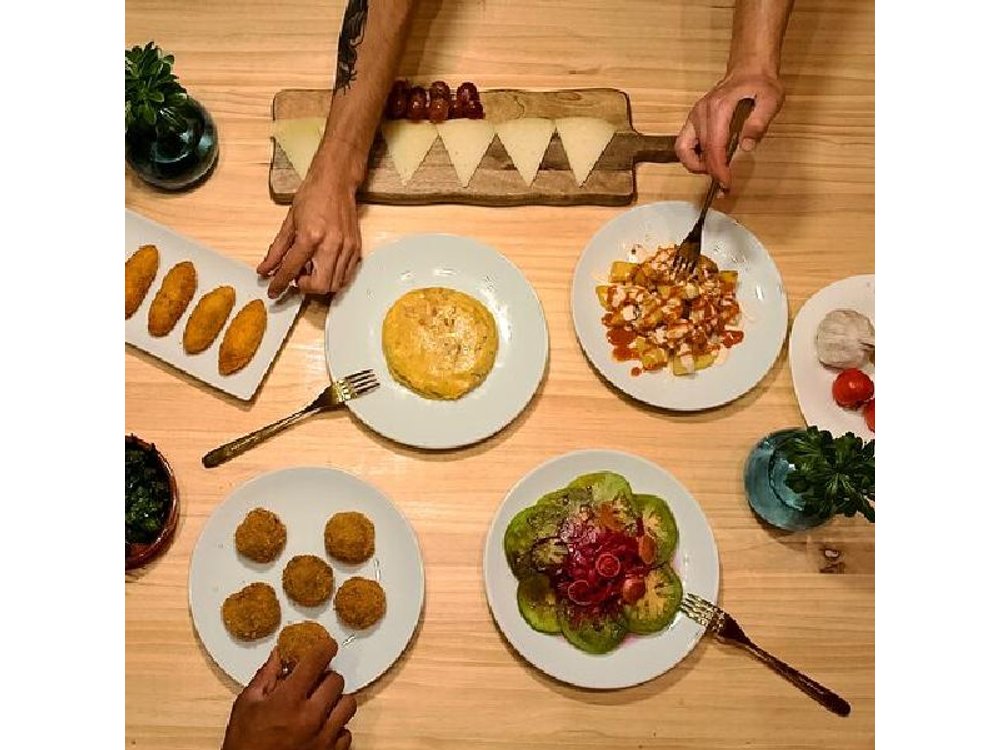 Authentic spanish tapas cooking class in barcelona