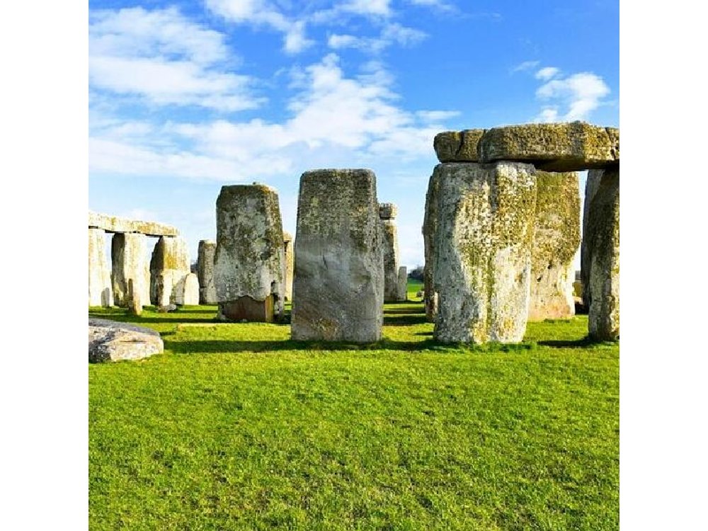 Stonehenge and Bath Guided Day Tour from London