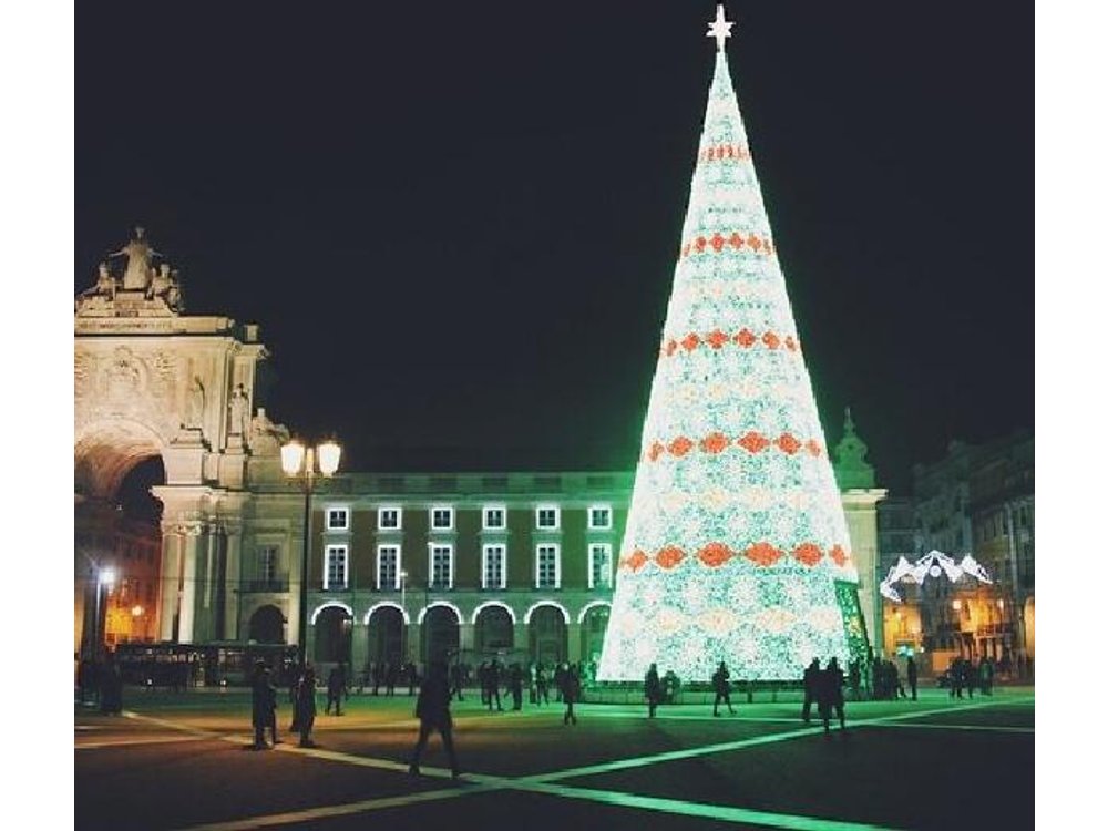 Lisbon Christmas Lights Tour in Private Eco Tuk Tuk with a Local