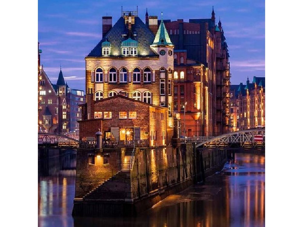 Hamburg: Speicherstadt, Elbphilharmonie Plaza & Boat Cruise