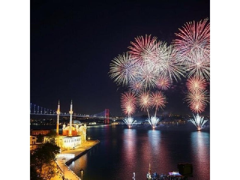 Istanbul Bosphorus New Year Dinner Cruise Party 2027