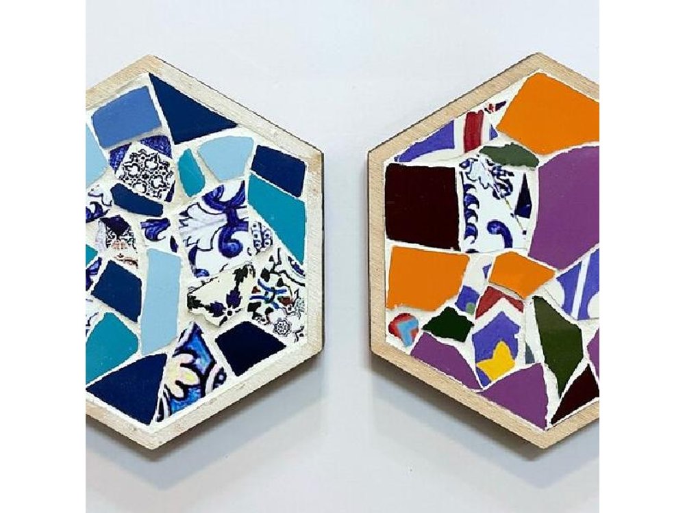Guided Mosaic Class in Barcelona - Gaudi Hexagonal Shape Tile 1h.