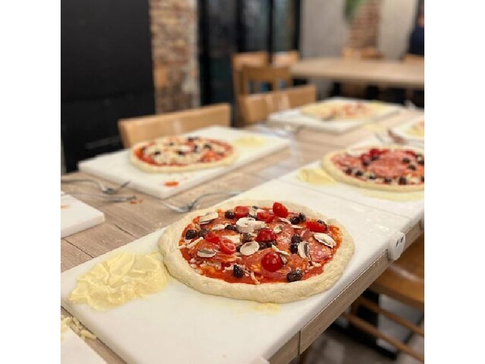 Naples Pizza Cooking Class in Local Restaurant