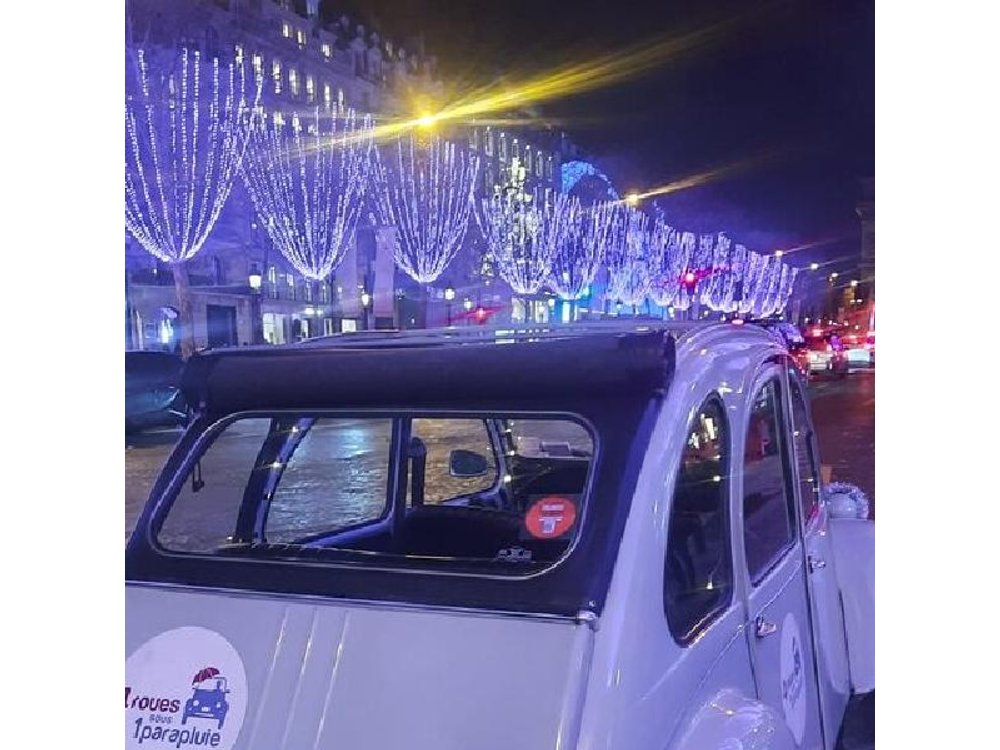 Private tour Paris Christmas lights tour 2 hours in Citroën 2CV