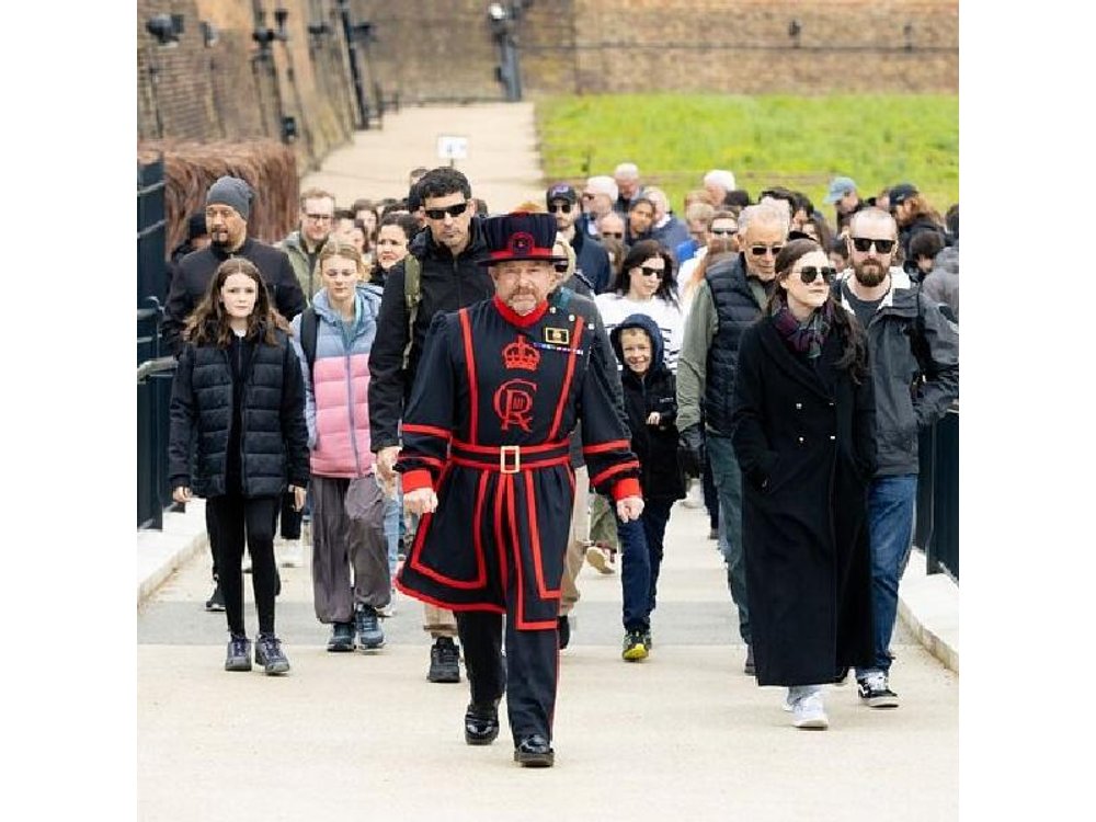 Changing of Guards, Big Ben, Tower of London, Beefeaters & Cruise