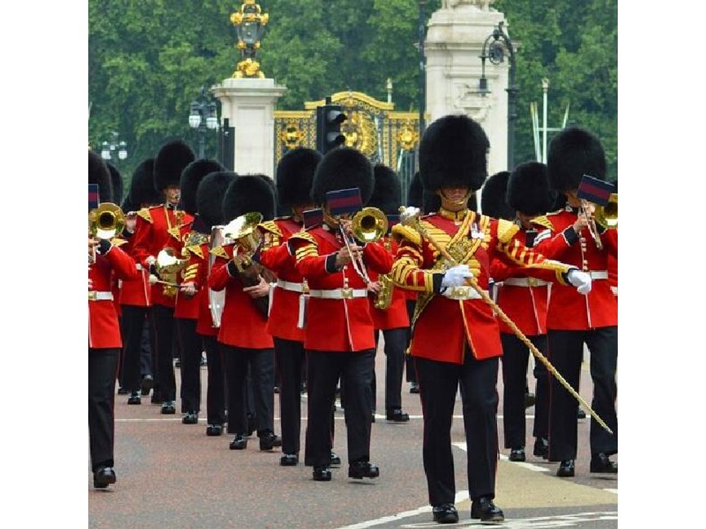 Changing of the Guard Small-Group Walking Tour in London