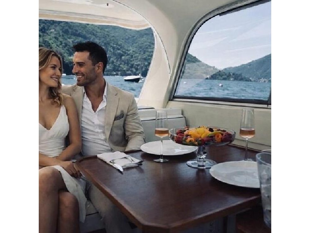 Tour aboard the iconic Bertram 31 Sedan on Lake Como